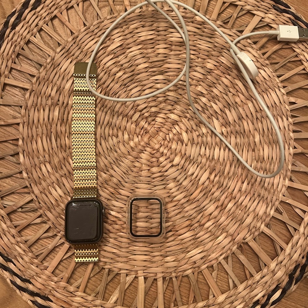 Smartwatch applewatch with Gold band and cover for face